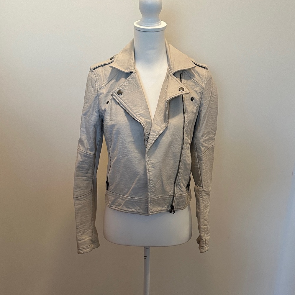 Cupcakes & Cashmere Belladonna Faux Leather Moto Jacke